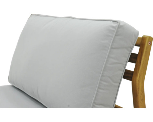 Detail světlého polštáře na zahradní židli