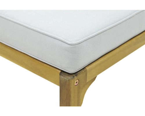 Detail zahradní lavice s dřevěným rámem a sedákem