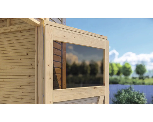 Detailní pohled na dřevěný zahradní domek s oknem