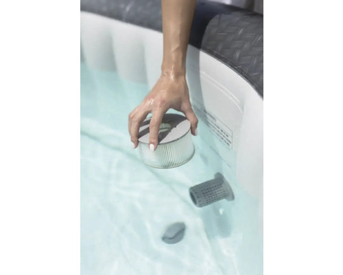 Ruka drží filtr ve vířivce.