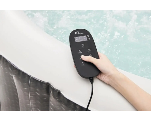 Detailní záběr vířivky MSpa s ovládacím panelem v ruce