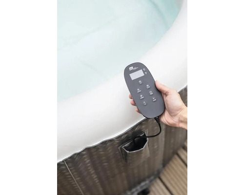 Nafukovací vířivka s ovládacím prvkem v ruce