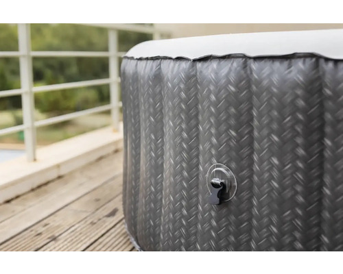 Detail nafukovací vířivky na dřevěné terase