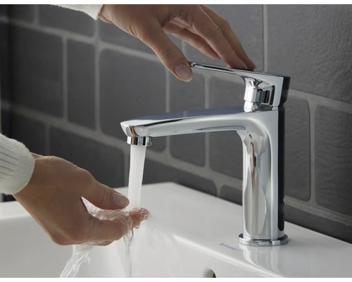 Páková baterie v koupelně s tekoucí vodou