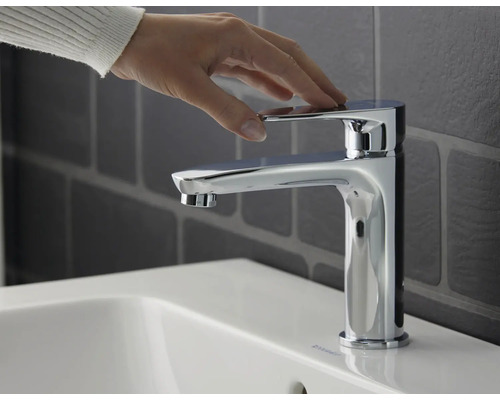 Jednopáková baterie na umyvadle s rukou na páce.