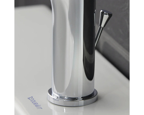 Detailní záběr vodovodní baterie na umyvadle