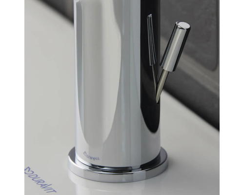 Detailní pohled na kovovou armaturu v koupelně