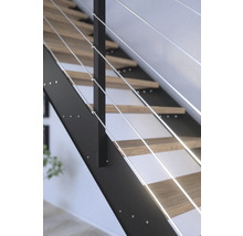 Detailní pohled na schodiště s dřevěnými schody a zábradlím s ocelovými lanky
