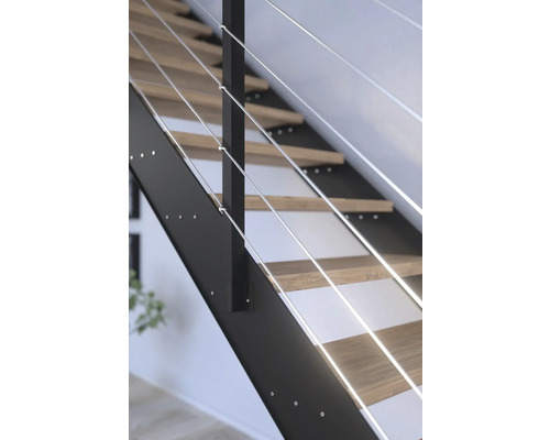 Detailní pohled na schodiště s dřevěnými schody a zábradlím s ocelovými lanky