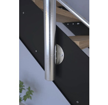 Detailní záběr zábradlí s nerezovými sloupky