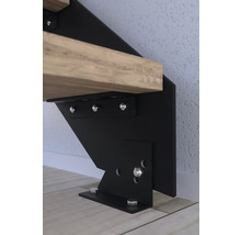 Detail ocelového schodišťového nosníku s dřevěným schodem