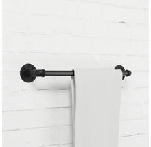 Černý držák na ručníky z kovové trubky na stěně s ručníkem