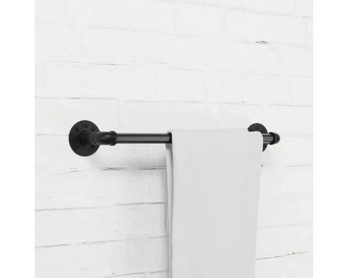 Černý držák na ručníky z kovové trubky na stěně s ručníkem