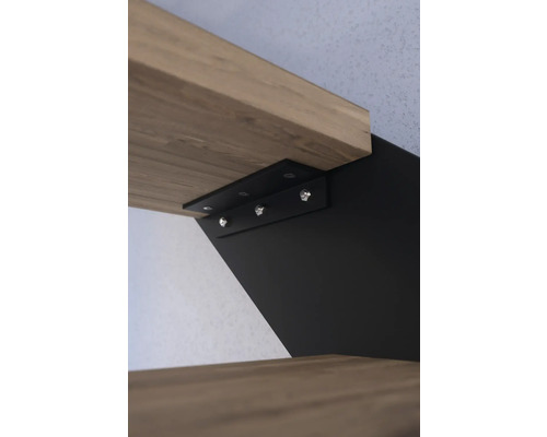 Detailní pohled na dřevěnou polici s černým držákem police a upevňovacími šrouby.