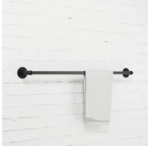 Černý držák na ručníky s ručníkem na zdi