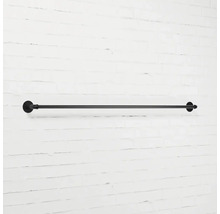 Černý kovový držák na ručníky na bílé zdi