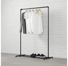 Kovový trubkový věšák na oblečení s oblečením a botami