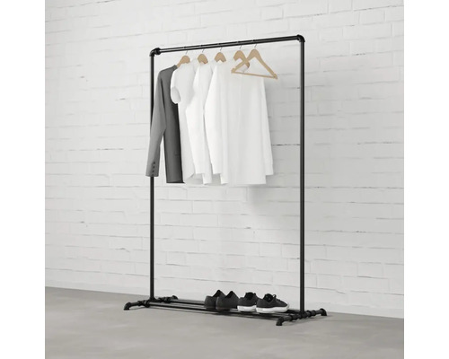 Kovový trubkový věšák na oblečení s oblečením a botami