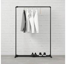 Kovový věšák na šaty s oblečením a botami