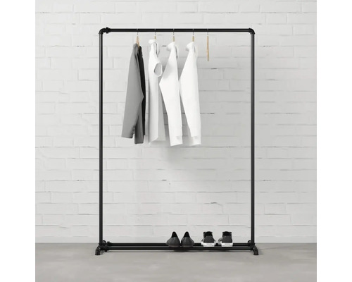 Kovový věšák na šaty s oblečením a botami
