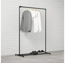 Kovový věšák na oblečení s oblečením a botami