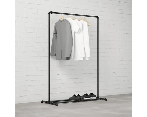 Kovový věšák na oblečení s oblečením a botami