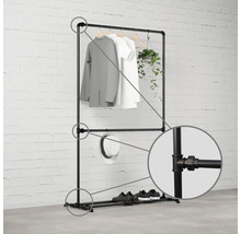 Stojan na šaty z trubek s oblečením, kloboukem a botami