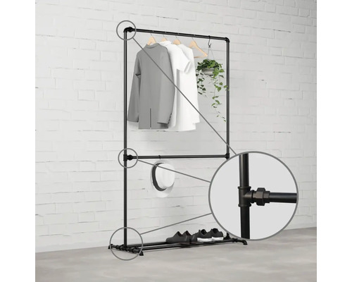 Stojan na šaty z trubek s oblečením, kloboukem a botami