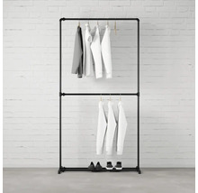 Černý věšák na oblečení s oblečením a botami