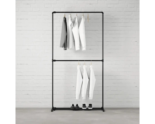 Černý věšák na oblečení s oblečením a botami