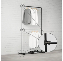 Věšák na šaty z trubek se dvěma úrovněmi na oblečení a policí na boty.