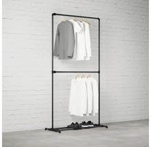 Černý věšák na oblečení s oblečením a botami