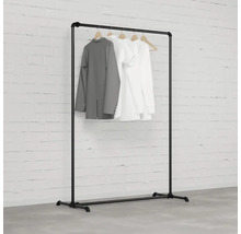 Věšák na oděvy z trubek s oblečením na dřevěných ramínkách