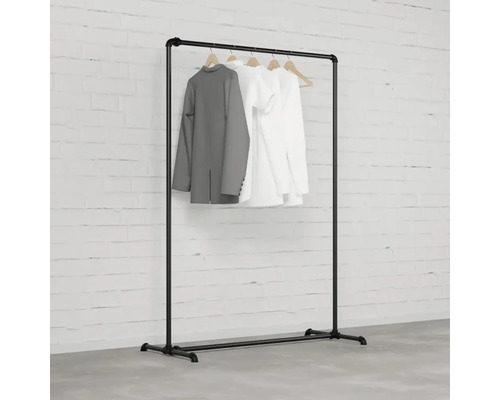 Věšák na oděvy z trubek s oblečením na dřevěných ramínkách