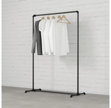 Věšák na oblečení s oblečením visícím před zdí