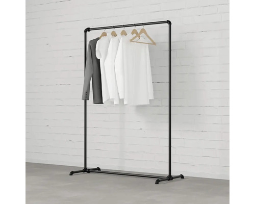 Věšák na oblečení s oblečením visícím před zdí