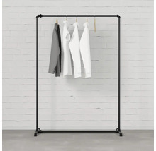 Černý kovový věšák na oblečení s oblečením