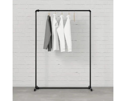 Černý kovový věšák na oblečení s oblečením
