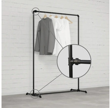 Černý kovový věšák na šaty s oblečením