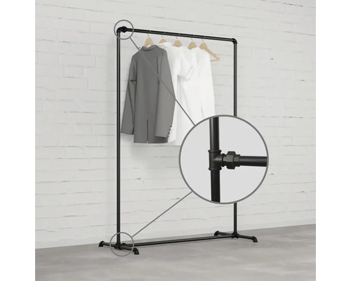 Černý kovový věšák na šaty s oblečením