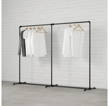 Černý kovový věšák na oblečení s oblečením.