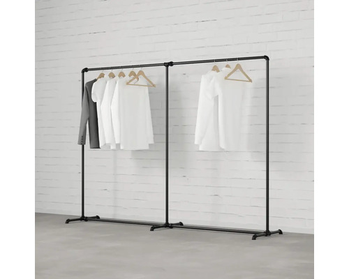 Černý kovový věšák na oblečení s oblečením.