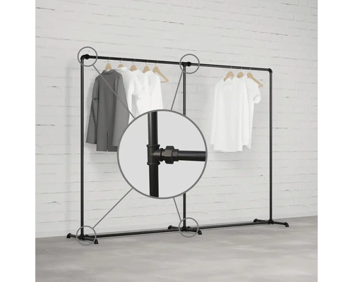Věšák na oděvy z kovových trubek s oblečením na dřevěných ramínkách