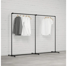 Černý kovový věšák na oblečení s oblečením