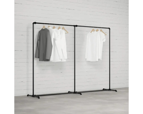 Černý kovový věšák na oblečení s oblečením