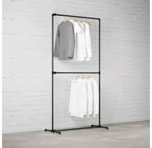 Kovový věšák na šaty se dvěma úrovněmi a oblečením