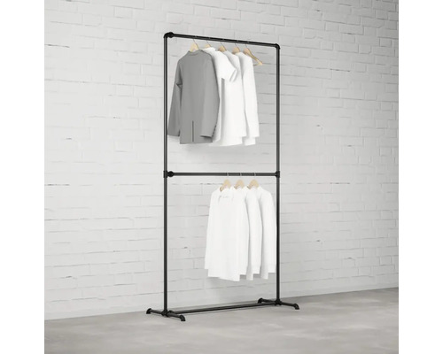 Kovový věšák na šaty se dvěma úrovněmi a oblečením