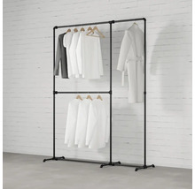 Stojan na oblečení z trubek s oblečením