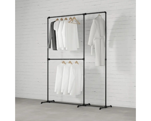 Stojan na oblečení z trubek s oblečením