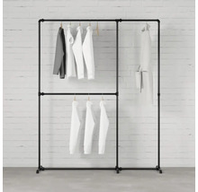 Kovový trubkový věšák na oblečení s několika kusy oblečení